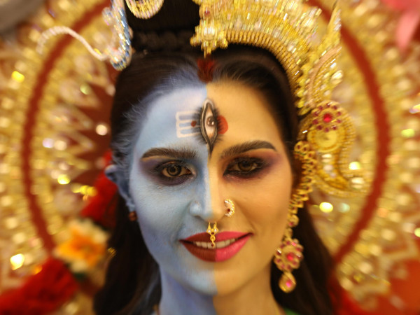 Bangkok (Thailandia). Miss India Namitha Marimuthu indossa un abito e un trucco ispirati alla divinità androgina Ardhanarishvara nell'ambito del concorso di bellezza transgender "Miss International Queen 2022". La competizione, a cui partecipano concorrenti provenienti da 23 Paesi, mira a promuovere l'industria del turismo nella città di Pattaya e a creare un'immagine positiva delle persone transgender.