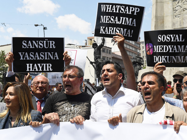 Ad Ankara, giornalisti e lavoratori del mondo dei media hanno protestato, il 22 giugno, contro un disegno di legge che, se approvato, punirebbe con il carcere gli autori di articoli che diffondono "informazioni false e in grado di disturbare l'ordine pubblico". I manifestanti hanno hanno abbandonato penne e matite davanti alla statua di Ataturk