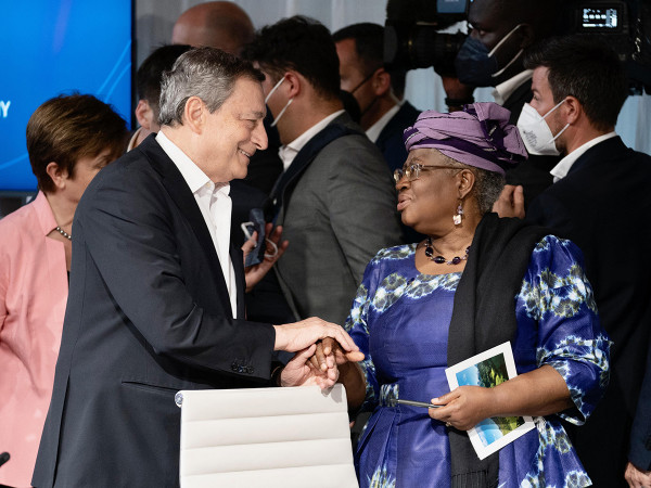 Mario Draghi e la Direttrice Generale dell'Organizzazione Mondiale del Commercio (OMC) Ngozi Okonjo-Iweala durante il loro incontro bilaterale a margine del vertice del G7 al Castello di Elmau a Kruen, in Germania, il 27 Giugno 2022