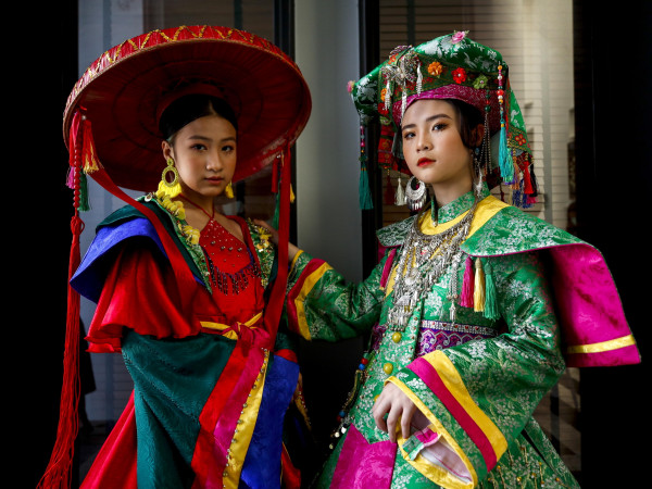 Bangkok (Thailandia). Due giovani modelle indossano le creazioni della casa d’abiti vietnamita Dac Ngoc in occasione della Thailand Fashion Week 2022. L’evento ha presentato le collezioni uomo e donna autunno/inverno 2022-2023 realizzate da brand emergenti e già affermati.