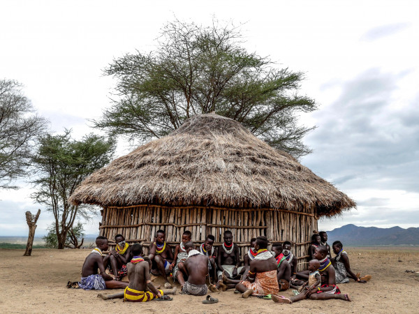 Alcune donne della tribù Kara (o Karo) nell'Etiopia meridionale che, con le sue 2.000 persone sparse in diversi villaggi, rappresenta il gruppo etnico più piccolo della regione