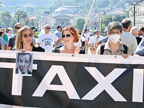 La manifestazione dei tassisti a Torino in occasione dello sciopero di oggi