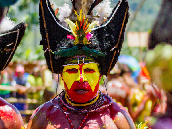 Uno sciamano durante una festa collettiva in Papua New Guinea