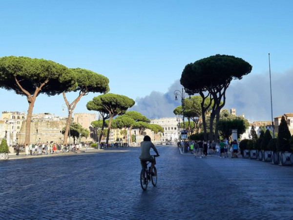 Incendio Roma: nube nera in molte zone, minaccia palazzi