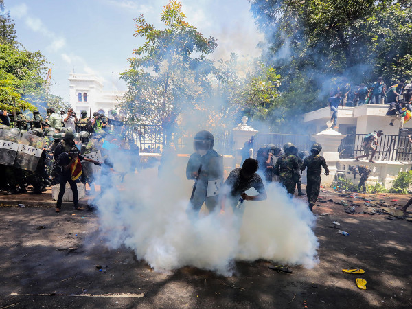 Le forze di sicurezza sparano gas lacrimogeni per disperdere i manifestanti mentre cercano di entrare nell'ufficio del Primo Ministro a Colombo, Sri Lanka, il 13 luglio 2022.