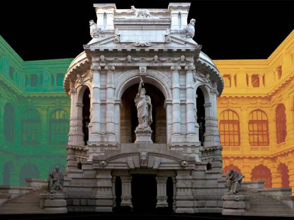 Veduta dell’intero complesso monumentale del cortile centrale del Palazzo di Giustizia, rappresentante la Giustizia (statua centrale) tra i giuristi Ortensio Ortalo Quinto e Paolo Giulio (le statue a sinistra per chi guarda) e Ulpiano e Labeone (statue a destra)