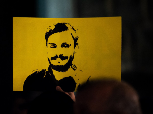 Un disegno raffigurante il volto di Giulio Regeni durante una manifestazione a Napoli il 25 gennaio 2020, in occasione del quarto anniversario dalla sua scomparsa