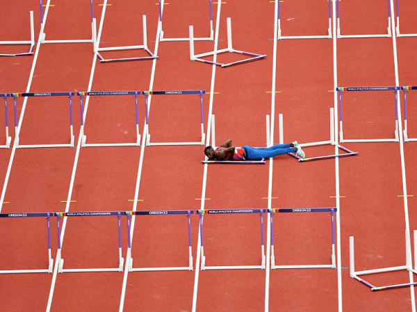 Eugene (Oregon – Usa). Daniel Roberts degli Stati Uniti a terra, dopo la caduta durante i 110 metri ostacoli uomini ai Campionati Mondiali di Atletica al Hayward Field