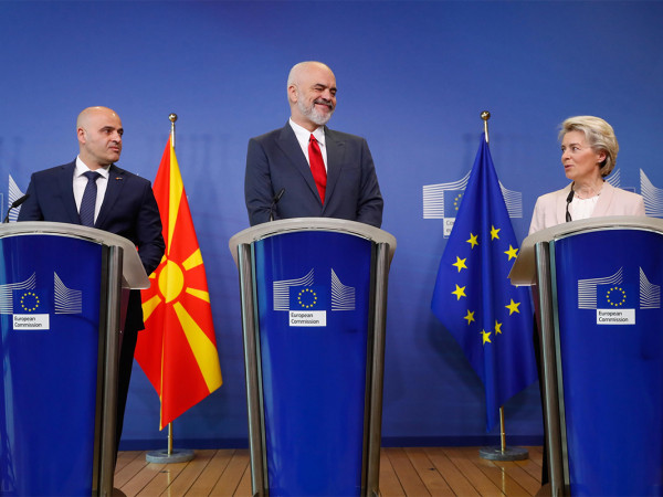 Il Primo Ministro della Macedonia del Nord Dimitar Kovacevski, dell'Albania Edi Rama e la Presidente della Commissione Europea Ursula von der Leyen durante una conferenza stampa congiunta al termine di un incontro sui primi negoziati per l'adesione all'Ue presso la Commissione Europea a Bruxelles, il 19 luglio 2022