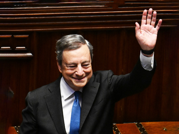 Il saluto di Mario Draghi al termine del suo discorso alla Camera