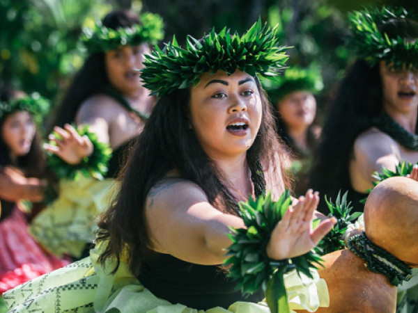 La performance dell'hula kahiko (antica danza tradizionale) a Kīlauea, vulcano attivo delle Hawaii
