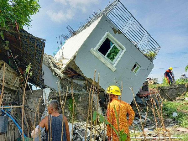 Un edificio crollato a causa del terremoto nella città di Santiago, nella provincia di Isabela