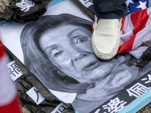 1// (Hong Kong, Cina). Un piede calpesta la finta foto funebre di Nancy Pelosi. Sono imperversate le proteste locali contro la visita a Taiwan della presidente della Camera degli Stati Uniti, alla testa di una delegazione del Congresso in viaggio nella regione indo-pacifica (EPA/JEROME FAVRE)