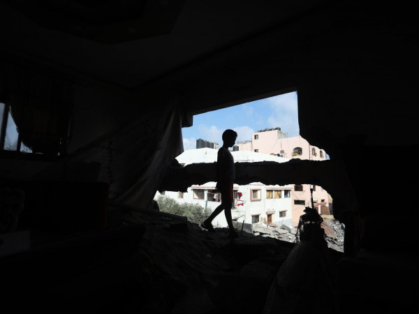 Un bambino camina all'interno di un edificio pesantemente danneggiato nella città di Gaza, in seguito al cessate il fuoco tra Israele e Palestinesi. La tregua ha posto fine a tre giorni di intense violenze transfrontaliere iniziate venerdì