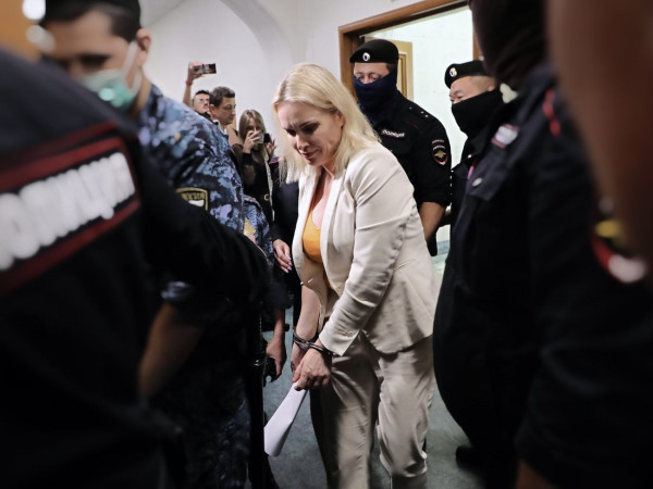 L'ex giornalista della TV di Stato russa Channel One, Marina Ovsyannikova, viene scortata per partecipare a un'udienza presso il tribunale del distretto di Basmanny a Mosca, Russia, l'11 agosto 2022.