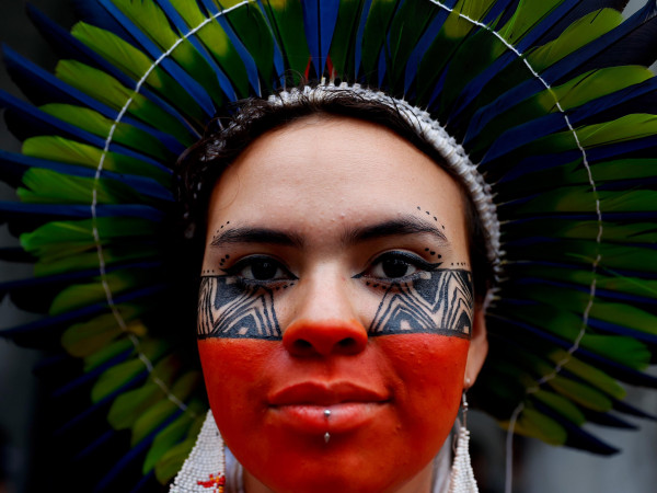 San Paolo (Brasile). Una donna brasiliana partecipa a un incontro durante la Giornata internazionale dei popoli indigeni.