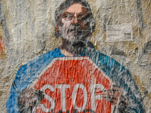 L'artista di strada TvBoy durante la realizzazione del murales di Gino Strada No War in piazza di Porta Genova, Milano, 9 Settembre 2021