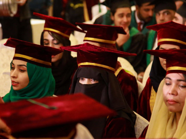 Una cerimonia di consegna dei diplomi a Kabul, in Afghanistan, il 28 dicembre del 2021. Dei 200 presenti, solo 60 sono donne.