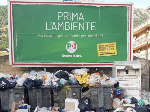 L'ex sindaco della Capitale, Giovanni Alemanno, riprende una foto pubblicata dall'eurodeputato M5S Ignazio Corrao, puntando il dito contro l'attuale sindaco della capitale, Gualtieri. Lo scatto, però, si riferiva al problema dei rifiuti a Palermo, non a Roma