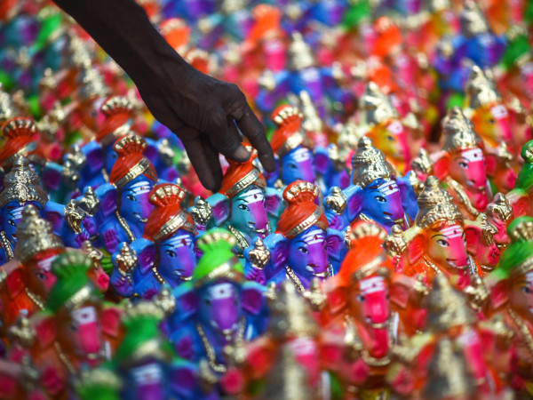 Chennai (India). Un artigiano sistema gli idoli del dio indù con la testa di elefante Lord Ganesh, prima di portarli al mercato in occasione del festival di Ganesh Chaturthi. Questo è uno dei più grandi eventi indù in onore del dio Ganesha e ha una durata di dieci giorni in tutta l'India. Durante il festival, gli idoli di Ganesha vengono posti e adorati in santuari pubblici temporanei oppure nelle case.