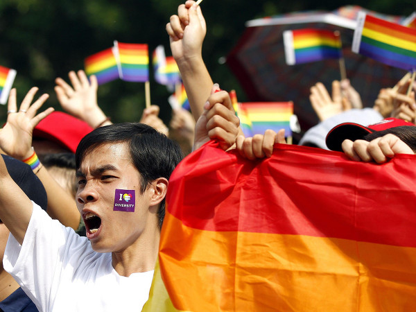 Ragazzə vietnamitə durante l'I do Festival ad Hanoi, nel 2013, a sostegno della comunità LGBTQ+ per i matrimoni e la famiglia