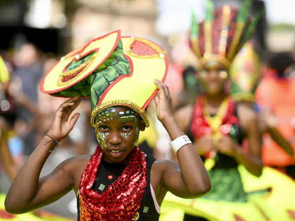 Londra (Regno Unito). Alcuni bambini in costume sfilano tra le vie di Notting Hill per il più grande carnevale di strada d'Europa, che torna nella capitale dopo due anni di pausa a causa della pandemia di coronavirus. Per i due giorni di celebrazione del patrimonio caraibico sono attese più di un milione di persone.