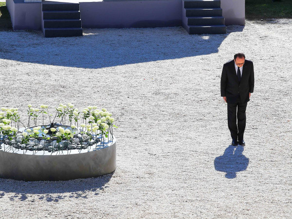 15 ottobre 2016: un'immagine dalla cerimonia nazionale per le 86 vittime dell'attentato terroristico di Nizza alla Colline du Château. Il Presidente francese François Hollande presenzia insieme a molti ministri e politici davanti a circa 2000 presnti, tra cui le famiglie delle vittime e le forze di soccorso.