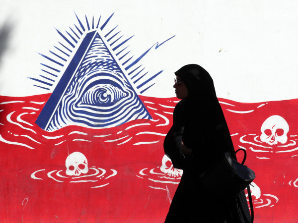 Teheran (Iran). Una donna cammina davanti a un murale anti-USA sul muro dell'ex ambasciata statunitense nella capitale. I due Paesi si sono scambiati indirettamente, attraverso l'UE, le loro proposte di accordo sul nucleare, con l'obiettivo di salvare l'accordo nucleare del 2015 con le potenze mondiali.