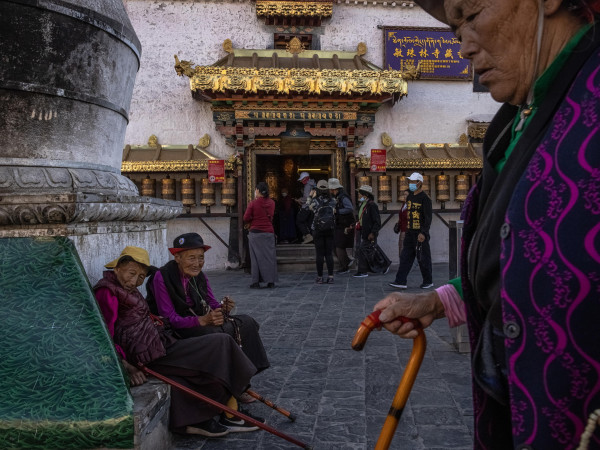 Alcune donne anziane tibetane mentre riposavano nel 2020 in un vicolo vicino al tempio di Jokhang a Lhasa, regione autonoma del Tibet.