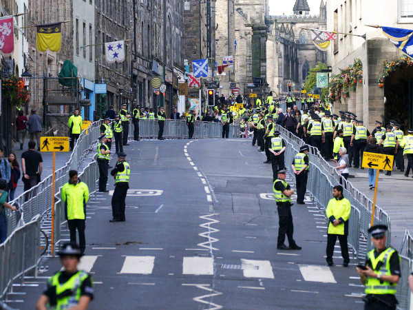 A Edimburgo, una donna è stata arrestata durante una protesta contro la monarchia alla proclamazione di Re Carlo III