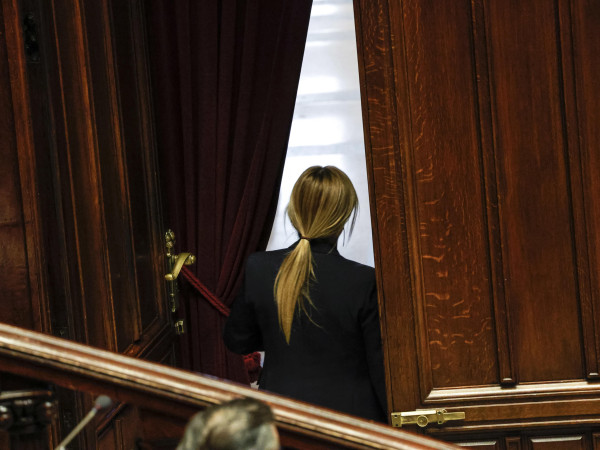 La leader di Fdi Giorgia Meloni in aula alla Camera, durante le votazioni sul Decreto Aiuti-bis, il 15 settembre 2022.
