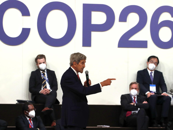 John Kerry, inviato presidenziale speciale per il clima degli Usa, durante il suo intervento al Mico convention center in occasione della Youth4climate del 2021