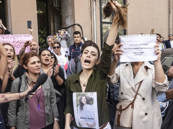 Una donna iraniana si taglia i capelli in segno di protesta davanti al consolato del proprio Paese a Istanbul, il 21 settembre 2022