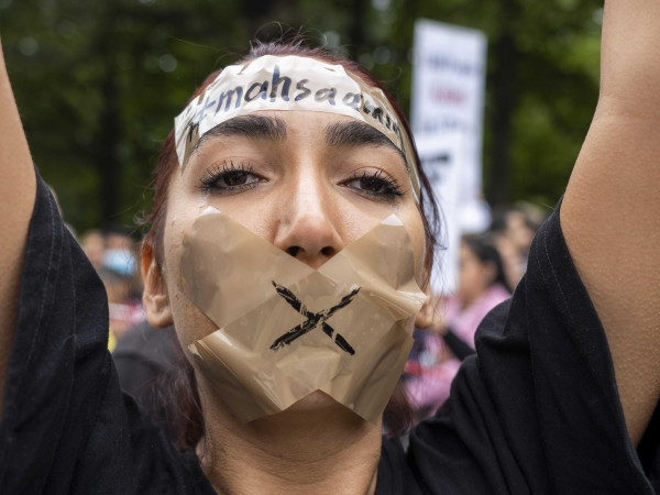 Una donna protesta contro le leggi severe dell'Iran in seguito alla morte di Mahsa Amini nei Paesi Bassi, il 23 settembre 2022