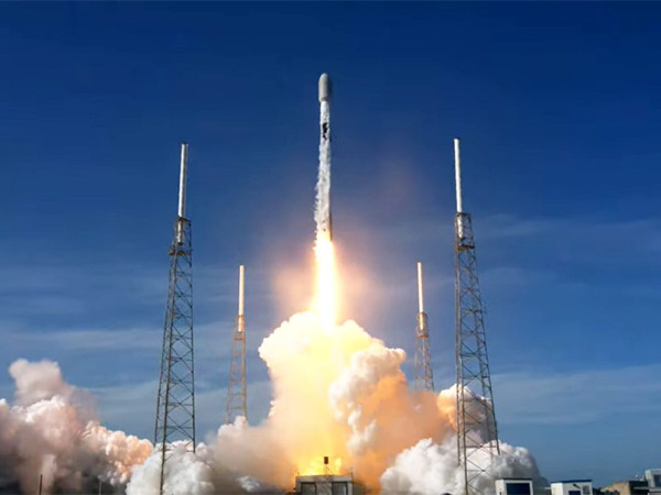 Un Falcon 9 di SpaceX si lancia nella 50a missione Starlink dell'azienda, mandando in orbita 53 dei suoi satelliti internet, decollando dalla stazione SLC-40 della Space Force di Cape Canaveral giovedì 7 giugno 2022.