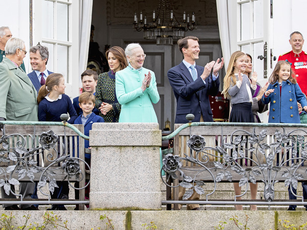 La famiglia reale danese alle celebrazioni per il 77° compleanno della regina Margrethe al Marselisborg Palace nel 2017