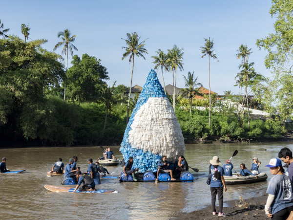 Attivisti ambientali indonesiani fanno galleggiare una goccia d'acqua fatta di rifiuti  di plastica in un fiume in occasione della Giornata mondiale dell'acqua, a Bali il 22 marzo 2022