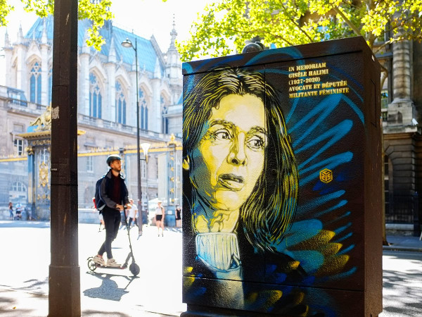 9 luglio 2020, Parigi, Ile-de-France: lo street artist C215 rende omaggio all'avvocata e celebre femminista Gisele Halimi, scomparsa  nel 2020, raffigurandola davanti al vecchio tribunale di Parigi, nel 1° arrondissement.