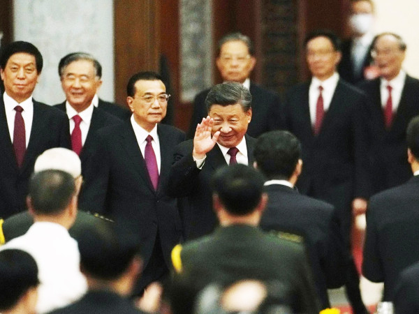 Il presidente Xi Jinping insieme ad altri membri del Politburo Standing Committee durante una cena di benvenuto alla Grande Sala del Popolo, il 30 settembre.