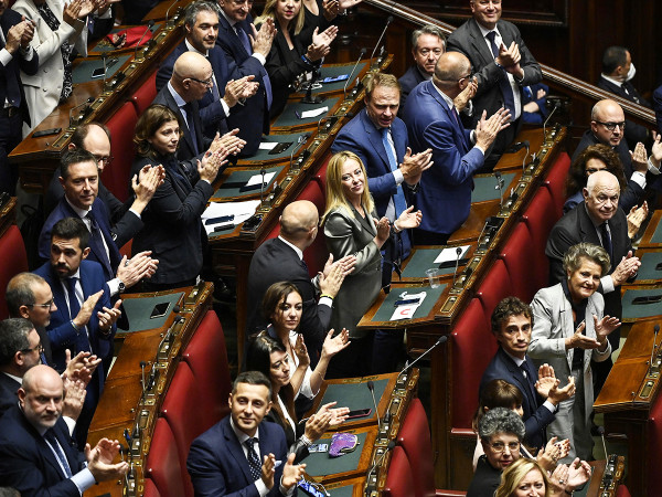 Gli applausi per l'elezione di Lorenzo Fontana a nuovo Presidente della Camera