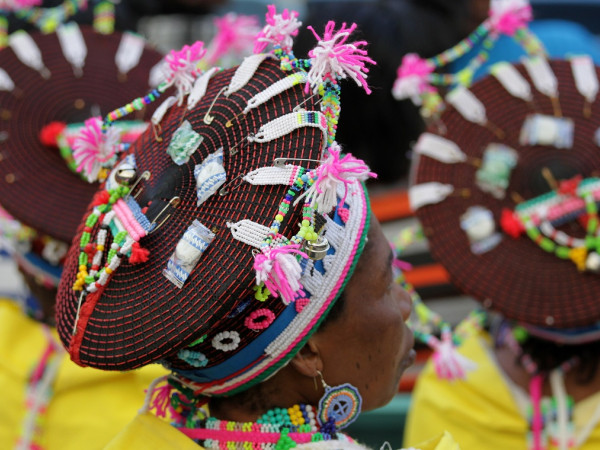 Les femmes zouloues portent des coiffes perlées lors des célébrations de la Journée du patrimoine national au stade Moses Mabhida de Durban, Afrique du Sud, le 24 septembre 2010.