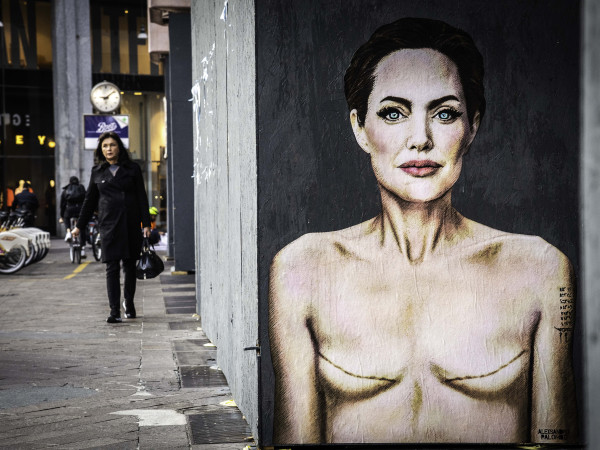 Milano (Italia). “Love Yourself”, la nuova opera di AleXsandro Palombo: l’attrice Angelina Jolie è raffigurata con le cicatrici lasciate dalla mastectomia per celebrare la forza e il coraggio delle donne nella Giornata mondiale contro il cancro al seno, il 19 ottobre.