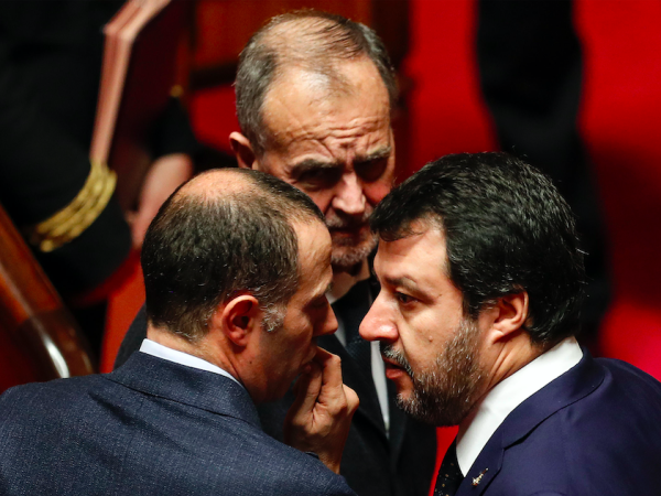 Il leader della Lega Matteo Salvini (D) con i colleghi senatori Massimiliano Romeo (S) e Roberto Calderoli (C) durante il voto di fiducia sul decreto fiscale al Senato, Roma, 17 dicembre 2019