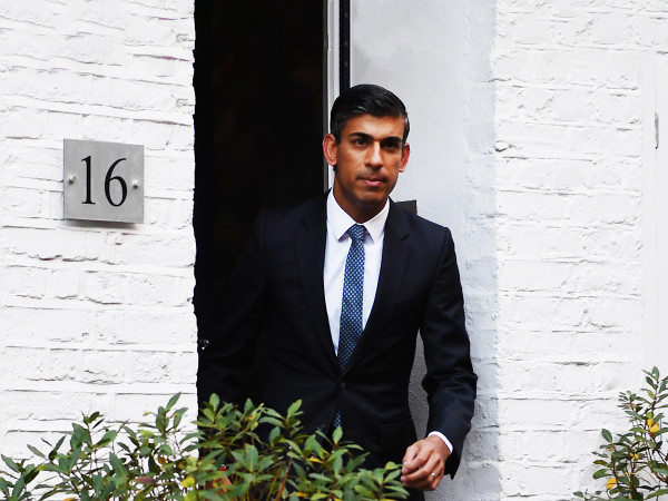 L'ex cancelliere dello scacchiere britannico Rishi Sunak lascia la sua casa a Londra, il 24 ottobre 2022.