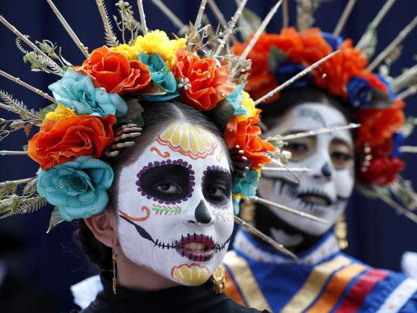 Città del Messico (Messico). Donne vestite con il costume dell'iconica La Catrina sfilano lungo un viale principale di Città del Messico. La sfilata è stata il preludio alle celebrazioni del Giorno dei Morti che si terranno i primi giorni di novembre.
