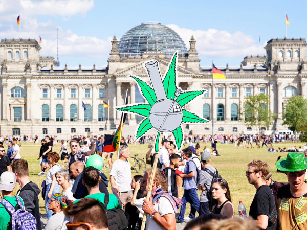 Alcuni partecipanti alla Cannabis Parade (Hanfparade) davanti al palazzo del Reichstag a Berlino, Germania, 11 agosto 2018. La Cannabis Parade è una manifestazione a sostegno della legalizzazione delle droghe leggere.