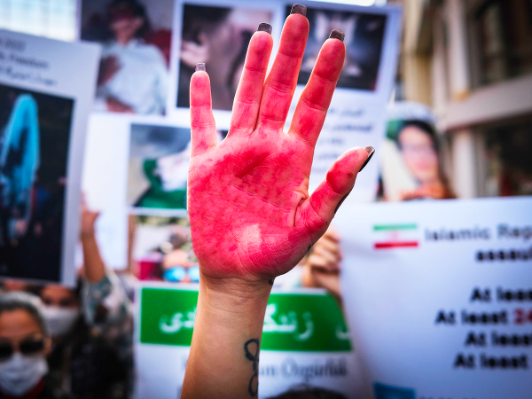 Una mano dipinta di rosso durante una protesta fuori dal Consolato iraniano in seguito alla morte di Mahsa Amini, a Istanbul, Turchia, 17 ottobre 2022.