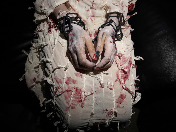 Installazione a tema horror raffigurante una prostituta prigioniera e torturata esposta al "Cimitero delle prostitute" al Museo di Patpong, in un quartiere a luci rosse di Bangkok, il 31 ottobre 2022