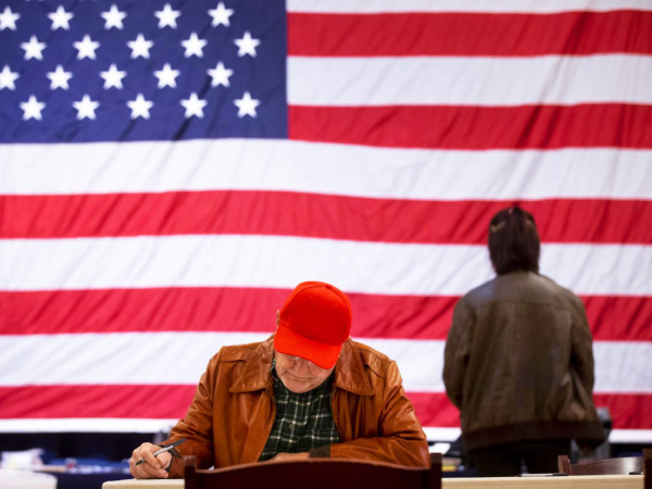 Un sostenitore di Trump vota con una scheda scritta il giorno delle elezioni in un seggio elettorale presso la Old Stone School di Hillsboro, Virginia, USA, 08 novembre 2022.