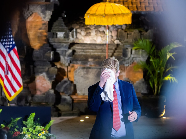 Un giornalista televisivo si asciuga il sudore dalla fronte prima di una conferenza stampa del presidente degli Stati Uniti Biden alla vigilia del G20.